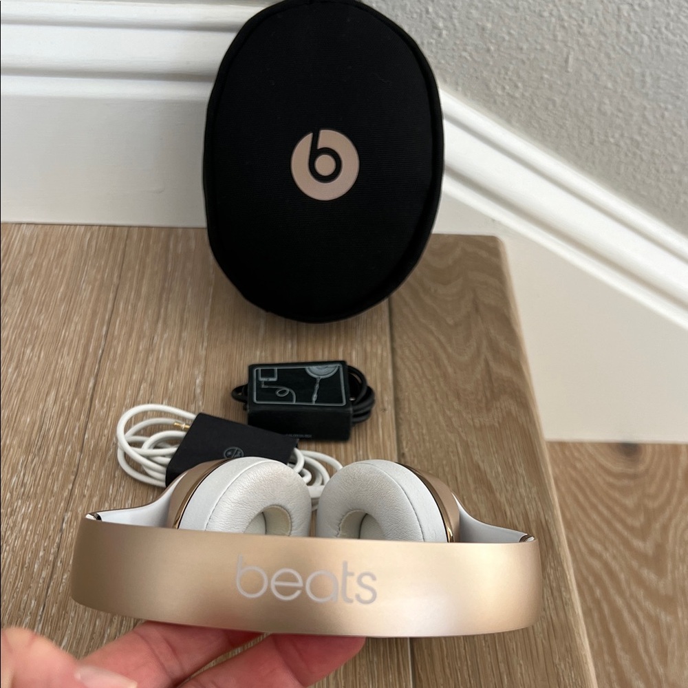 Dr. Dre Beats by Dre Solo3 Gold and White Wireless Headphones - Picture 3 of 7